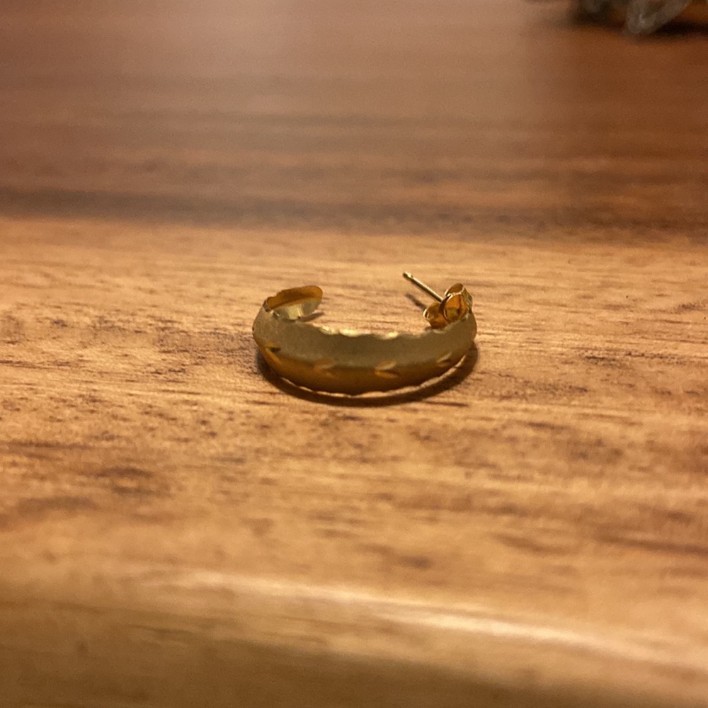 Delicate small gold hoop earrings - Picture 5 of 5